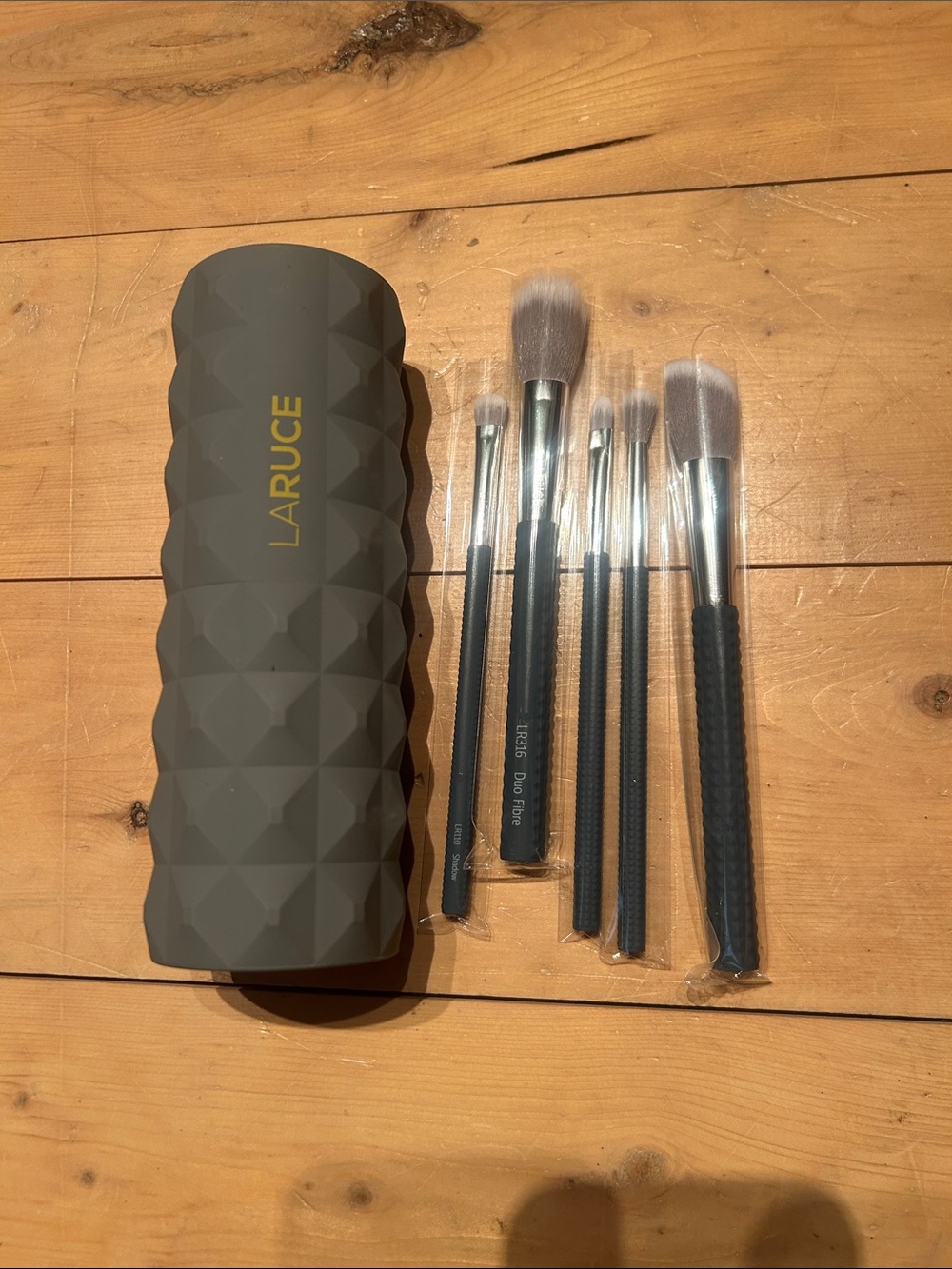 Laruce Professional 5 piece Brush Set - Soft Synthetic BristleSturdy travel Case